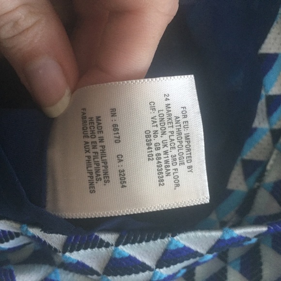 3/$20 Anthropologie HD in Paris Blue Geometric top - Picture 6 of 9